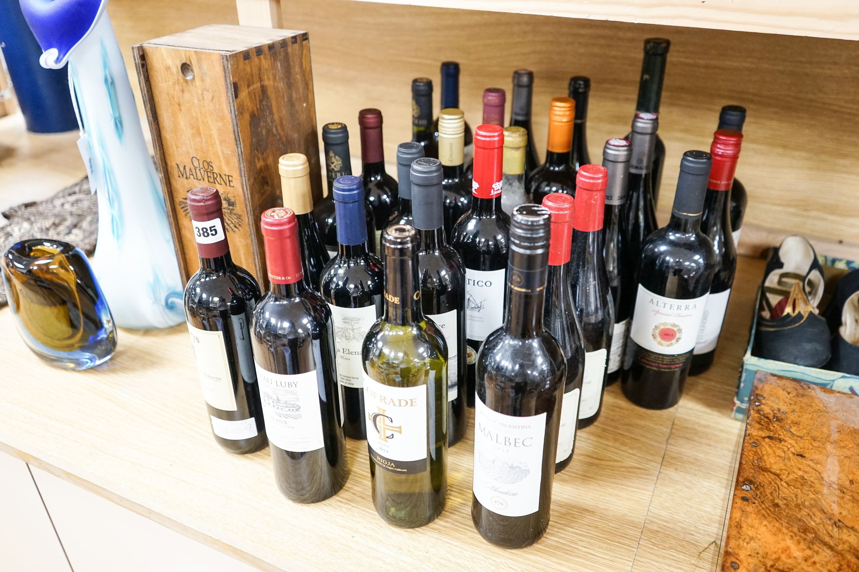 A quantity of mixed red and white wines (28)